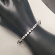 Load image into Gallery viewer, Diamond Tennis Bracelet 3 prongs 15 pointers
