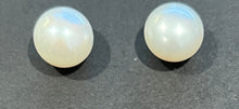 Load image into Gallery viewer, Classic Pearl Earrings