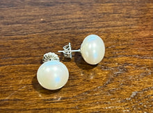 Load image into Gallery viewer, Classic Pearl Earrings