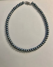 Load image into Gallery viewer, Silver Grey Pearl Streamlined Necklace
