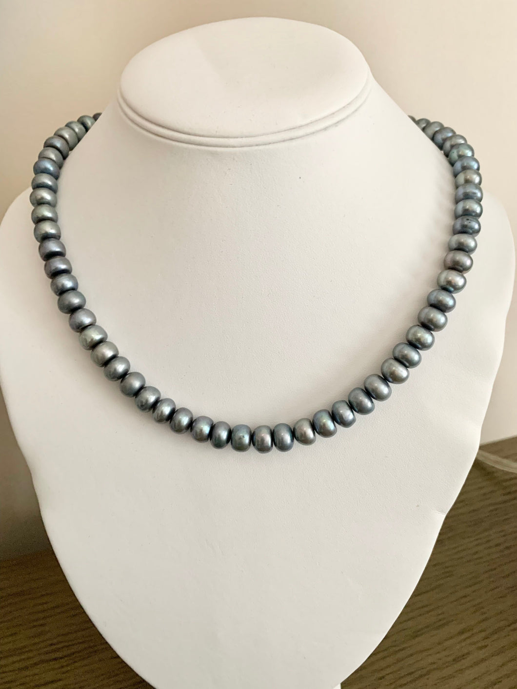 Silver Grey Pearl Streamlined Necklace